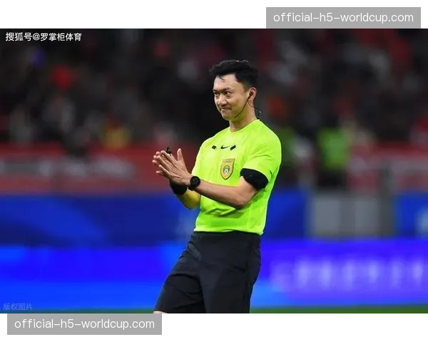 消息：次节中断，裁判回看判定进攻犯规，引发主场球迷不满