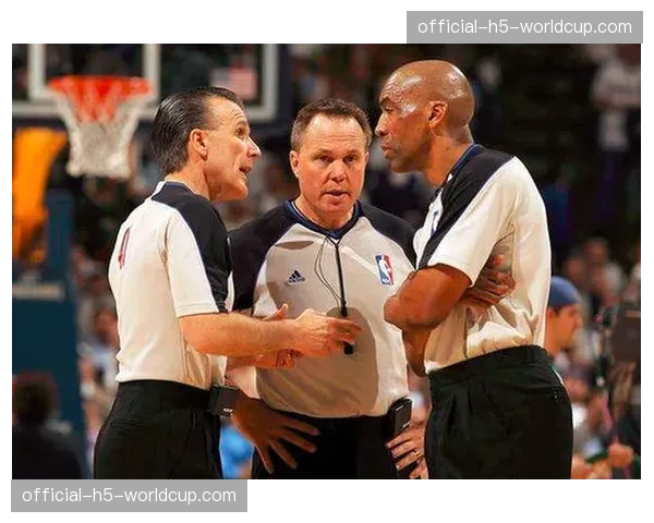 NBA理事会讨论并通过下赛季启用“教练挑战成功则保留”的新规。