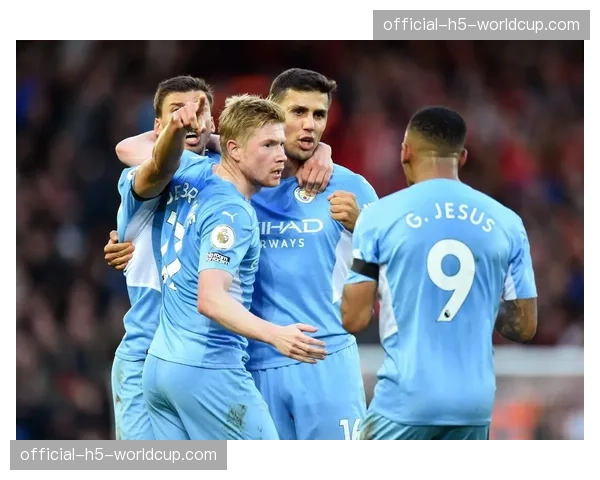 曼城四前锋平行站位形成人墙式防线，封锁阿森纳传球线路